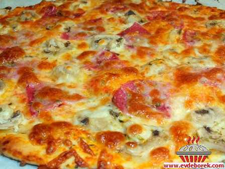 İtalyan Usulü Pizza (İnce Hamurlu) Tarifi