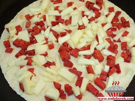 Sucuklu Peynirli Lavaş Pizza Tarifi