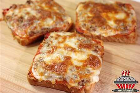 Tost Ekmeğinde Kıymalı Pizza Tarifi