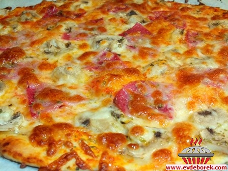 İtalyan Usulü Pizza (İnce Hamurlu) Tarifi