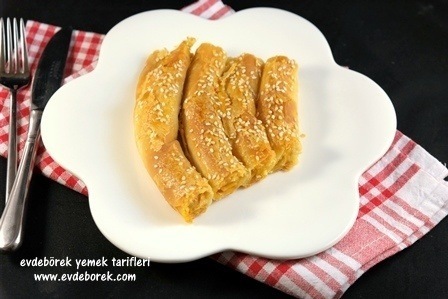 Pırasalı El Açması Börek Tarifi